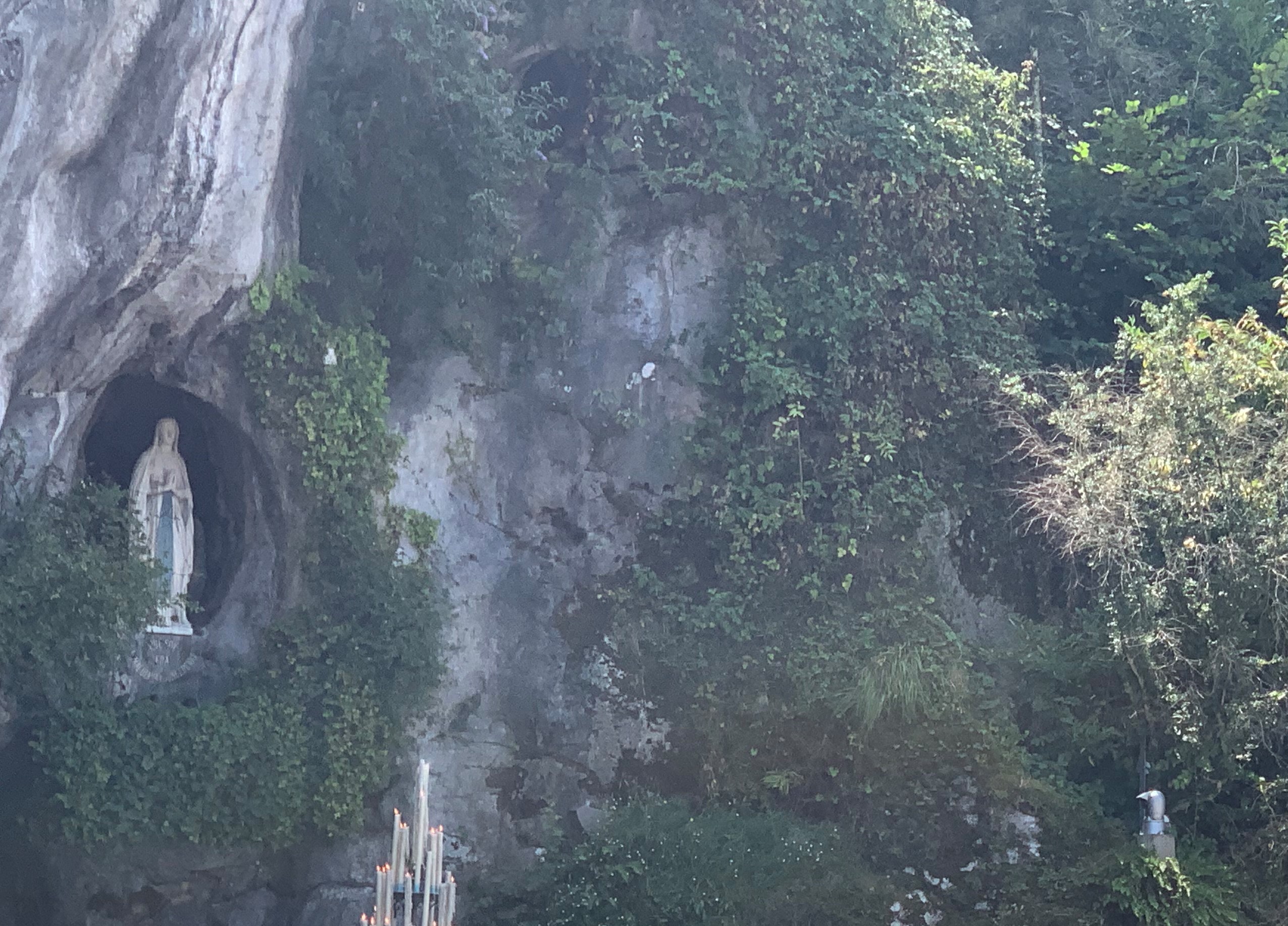 La statue de la Vierge, dans la grotte de Lourdes